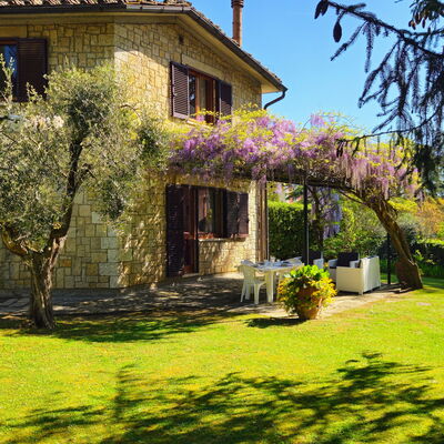 La Piccola Rocca: Plant, Building, Sky, Window, Flower, Tree, Cottage, Natural Landscape, Vegetation, House