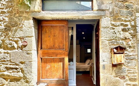 Vicolo Della Scala Rooms: Property, Door, Building, Wood, Architecture, Brick, Home Door, Facade, Brickwork