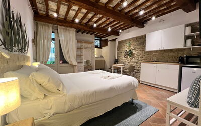 Double bedroom, living room and kitchen