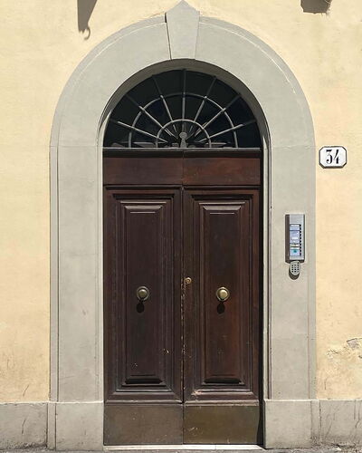 Atelier la Scala: Property, Door, Wood, Architecture, Building, Home Door, Window, House