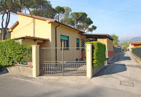 Casa Leonardo: Plant, Sky, Building, Property, Tree, Shade, House, Road Surface, Land Lot, Asphalt