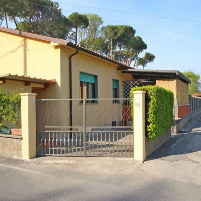 Casa Leonardo: Plant, Sky, Building, Property, Tree, Shade, House, Road Surface, Land Lot, Asphalt