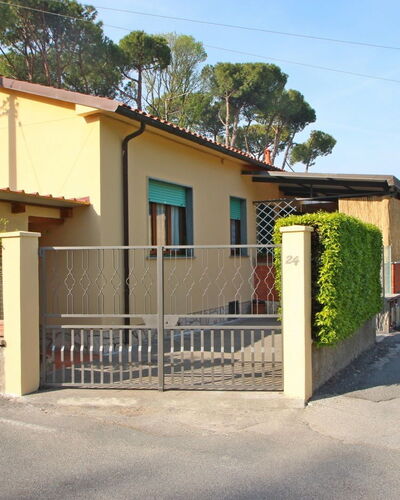 Casa Leonardo: Plant, Sky, Building, Property, Tree, Shade, House, Road Surface, Land Lot, Asphalt