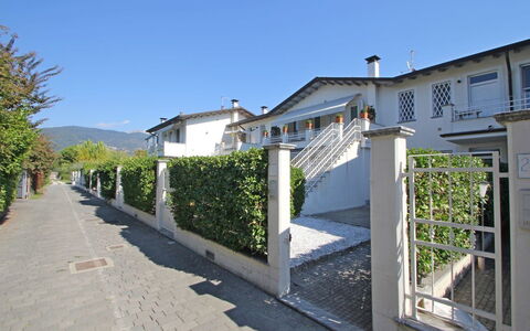 Appartamento Mare Azzurro: Sky, Property, Building, Plant, Window, Tree, Urban Design, Slope, Road Surface