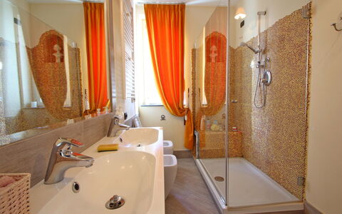 Appartamento Mare Azzurro: Plumbing Fixture, Mirror, Property, Tap, Sink, Bathtub, Wood, Bathroom, Building, Interior Design