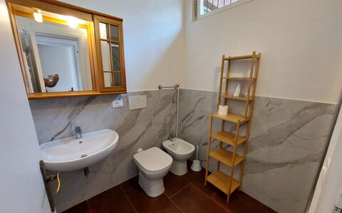 Casa La Pineta: Mirror, Tap, Sink, Property, Plumbing Fixture, Bathroom Sink, Bathroom, Wood, Interior Design, Window