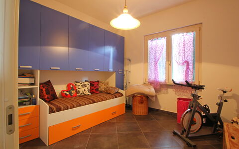 Panorama: Property, Furniture, Bicycle Wheel, Television, Bicycle, Comfort, Building, Wood, Lighting
