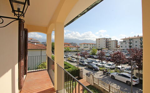 Appartamento Levante: Sky, Building, Plant, Cloud, Window, Car, Wheel, Shade, Urban Design, Neighbourhood