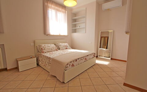 Appartamento Levante: Window, Furniture, Building, Comfort, Bed Frame, Pillow, Wood, Interior Design, House