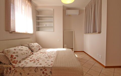 Appartamento Levante: Window, Furniture, Property, Building, Comfort, Wood, Shade, Interior Design, Bed Frame