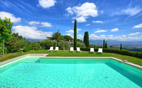 Villa Mami: Water, Cloud, Sky, Green, Blue, Swimming Pool, Azure, Plant, Natural Landscape, Rectangle