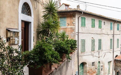 Bocelli: Property, Building, Window, Plant, Azure, Architecture, Neighbourhood, Wall, Residential Area