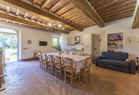 Le Casaline Di Sopra, Massa Marittima: Table, Furniture, Property, Couch, Houseplant, Wood, Window, Interior Design, Flooring, Floor