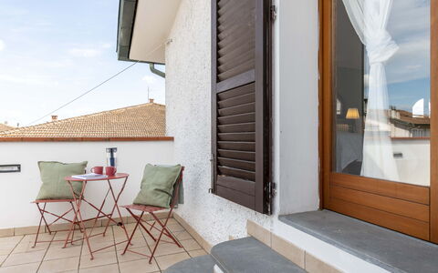 Villa i Portici: Wood, Floor, Home, Apartment, Hardwood, Wood Stain, Balcony, Shade, Daylighting, Wood Flooring