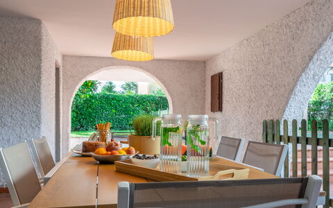Villa i Portici: Table, Furniture, Property, Plant, Green, Wood, Interior Design, Flooring, Floor, Kitchen