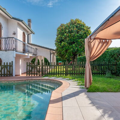 Villa i Portici: Water, Plant, Sky, Property, Window, Building, Azure, Swimming Pool, Architecture, Tree
