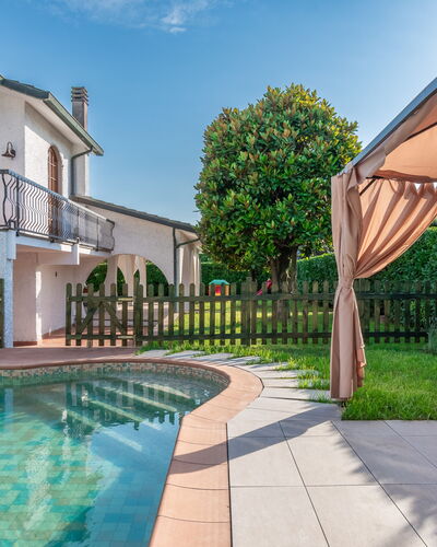 Villa i Portici: Water, Plant, Sky, Property, Window, Building, Azure, Swimming Pool, Architecture, Tree