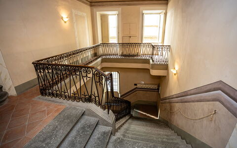 Appartamento Vagnucci: Property, Stairs, Wood, Interior Design, Building, Floor, Window, Flooring, Baluster