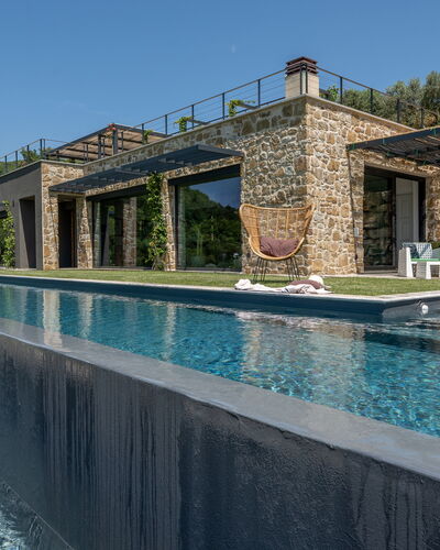 Villa Paradise: Water, Sky, Property, Azure, Body Of Water, Building, Plant, Swimming Pool, Leisure, Tree