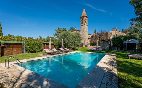 Villa Pietrafitta: Water, Plant, Sky, Property, Building, Swimming Pool, Nature, Azure, Tree, Grass