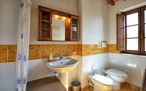 Casa Minuccia: Mirror, Tap, Plumbing Fixture, Sink, Property, Bathroom Sink, Bathroom, Purple, Window, Interior Design