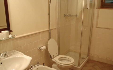 Magnolia e Camelia: Toilet Seat, Bathroom, Plumbing Fixture, Wall, Toilet, Bathroom Sink, Floor, Flooring, Sink, Interior Design