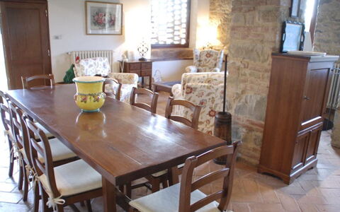 Magnolia e Camelia: Furniture, Flooring, Table, Interior Design, Wood, Floor, Chair, Kitchen & Dining Room Table, Dining Room, Room