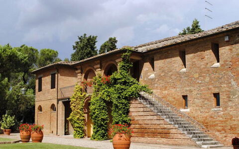 Il Tinaio: Architecture, Estate, Hacienda, Garden, Landscaping, Yard, Driveway, Courtyard, Brick, Mansion
