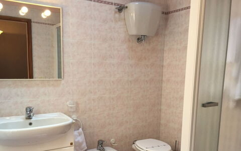 Case Belle: Wall, Flooring, Floor, Interior Design, Wood, Plumbing Fixture, Bathroom Sink, Room, Sink, Bathroom