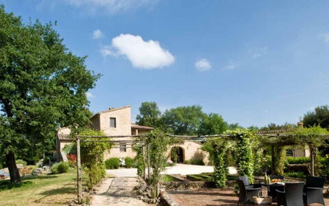 Villa Pipirelli: Shrub, Residential Area, Home, Garden, Cottage, Estate, Hacienda, Backyard, Shade