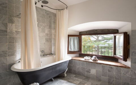 Villa Bel Monte: Bathtub, Wall, Interior Design, Plumbing Fixture, Flooring, Bathroom, Floor, Lighting, Ceiling, Plumbing