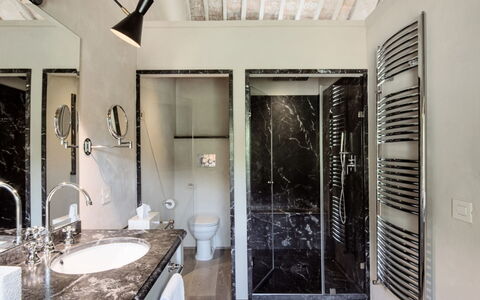 Villa Piuma: Interior Design, Flooring, Floor, Plumbing Fixture, Ceiling, Bathroom, Plumbing, Apartment