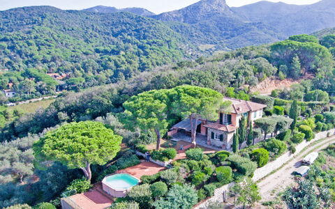 Villa Magazzini: Vegetation, Residential Area, Natural Landscape, Landscape, House, Home, Human Settlement, Rural Area, Estate, Hill Station