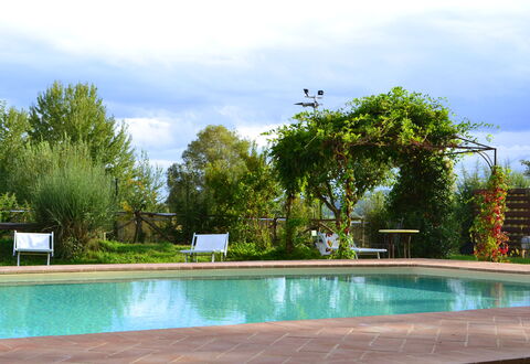 Appartamento Il Fienile Del Sole, Wifi, Perugia: Swimming Pool, Outdoor Furniture, Resort, Garden, Shade, Leisure, Eco Hotel, Landscaping, Backyard