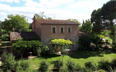 Appartamento Bellosguardo, Wifi, Near Perugia: House, Shrub, Home, Roof, Residential Area, Cottage, Rural Area, Estate, Garden