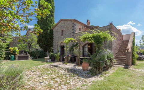 Appartamento La Vecchia Cedraia, Wifi, Perugia: Shrub, House, Door, Home, Estate, Garden, Cottage, Brick, Landscaping
