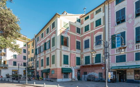 Casa Camuri - Levanto: Building, Window, Apartment, City, Urban Area, Town, Neighbourhood, Facade, Residential Area, Urban Design