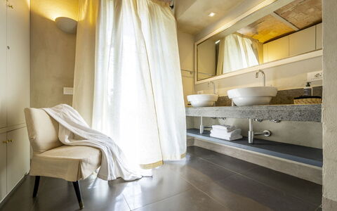 Villa Cotogna: Flooring, Interior Design, Wood, Floor, Lighting, Ceiling, Plumbing Fixture, Room, Plumbing, Bathroom