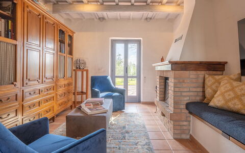 Il Querceto: Furniture, Interior Design, Flooring, Floor, Wood, Room, Living Room, Ceiling, Lighting, Couch