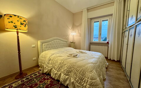 Sto Bene Qua: Bed, Furniture, Bedding, Bedroom, Interior Design, Bed Sheet, Wall, Floor, Flooring, Wood