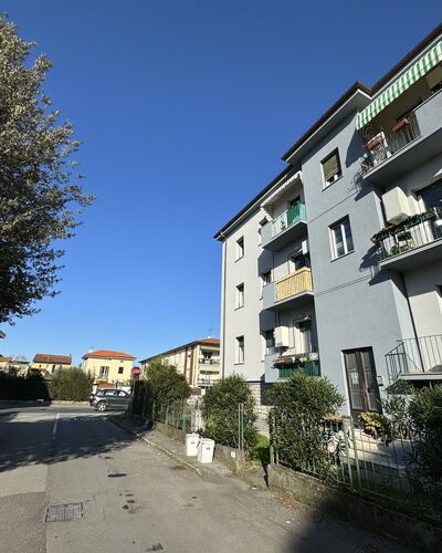 Sto Bene Qua: Building, Window, Residential Area, Road Surface, Neighbourhood, Town, Apartment, Architecture, House, Home