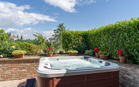 Capanna Di Elfo: Swimming Pool, Flowerpot, Resort, Garden, Bathtub, Eco Hotel, Plumbing Fixture, Leisure, Houseplant