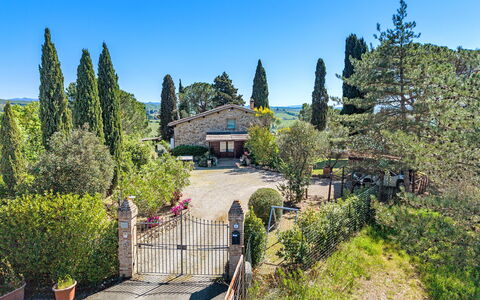 Capanna Al Lago: Shrub, Garden, Estate, Landscaping, Farmhouse, Evergreen, Hedge, Hacienda, Villa