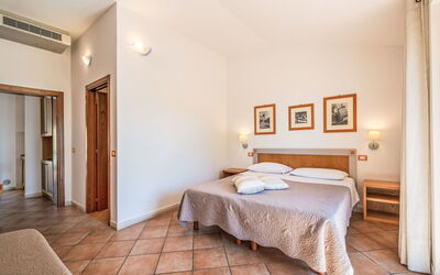 Accommodation:&nbsp;La Rocca 120.2