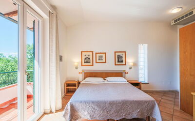 Accommodation:&nbsp;La Rocca 120.2