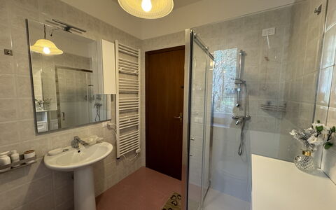 Il Volo Del Nibbio: Plumbing Fixture, Flooring, Bathroom, Bathroom Sink, Floor, Interior Design, Sink, Tap, Plumbing, Room