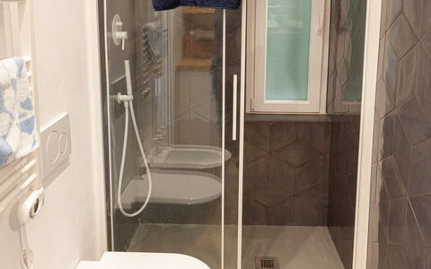 La Casa Dei Mandarini: Flooring, Floor, Bathroom, Toilet Seat, Plumbing Fixture, Interior Design, Toilet, Plumbing, Tile, Mirror