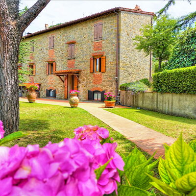Agriturismo Casa Da Pietro: Garden, Estate, Landscaping, Lawn, Yard, Hacienda, Backyard, Villa, Mansion, Farmhouse