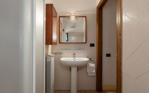 Casa Livia: Wall, Plumbing Fixture, Bathroom Sink, Wood, Flooring, Interior Design, Sink, Floor, Bathroom, Mirror