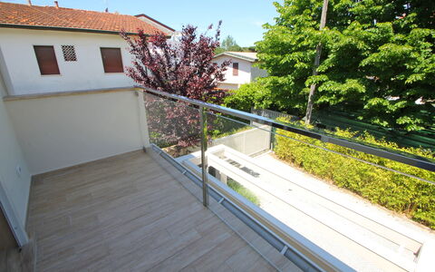 Casa Simonetta: Composite Material, Handrail, Balcony, Fence, Walkway, Porch, Deck, Home Fencing, Daylighting, Baluster
